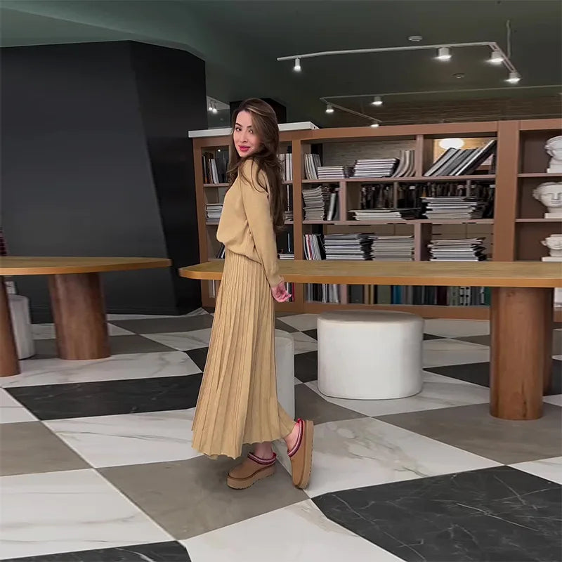 Pleated Skirt & O-neck Knit in Monochrome Flow